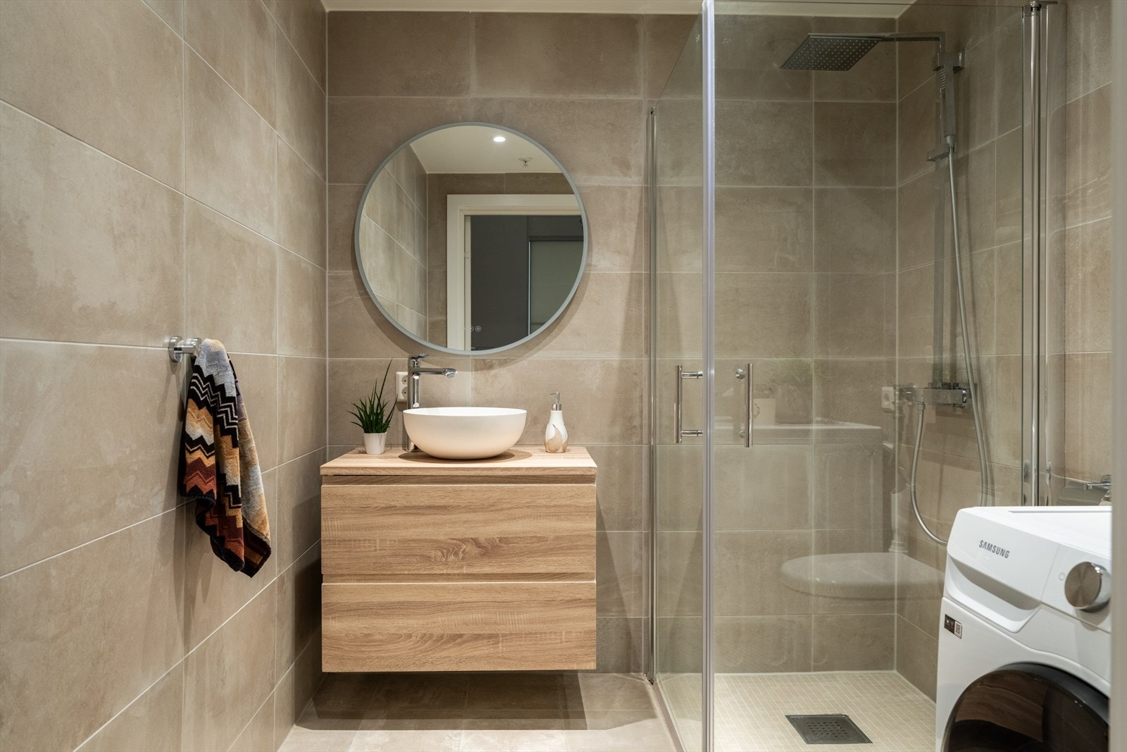 Badet har store lekre fliser Galleribilde