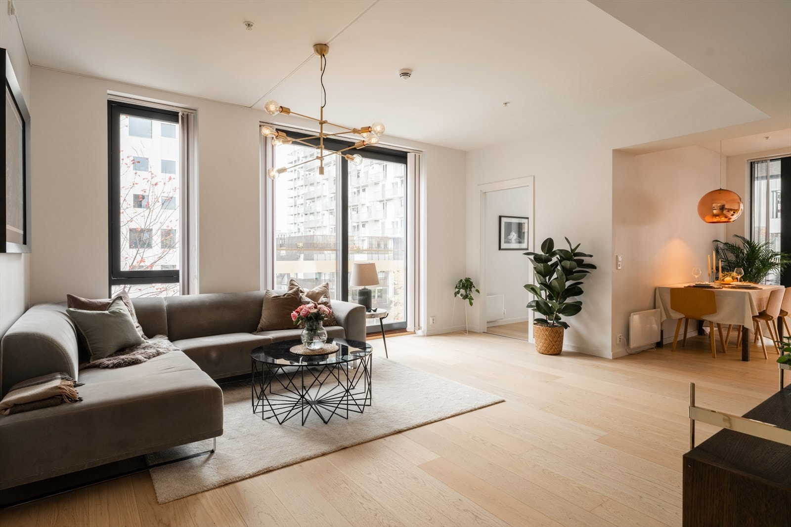 Dette er en lys og luftig 3-roms hjørneleilighet i 4. etasje med gjennomgående god standard. Galleribilde