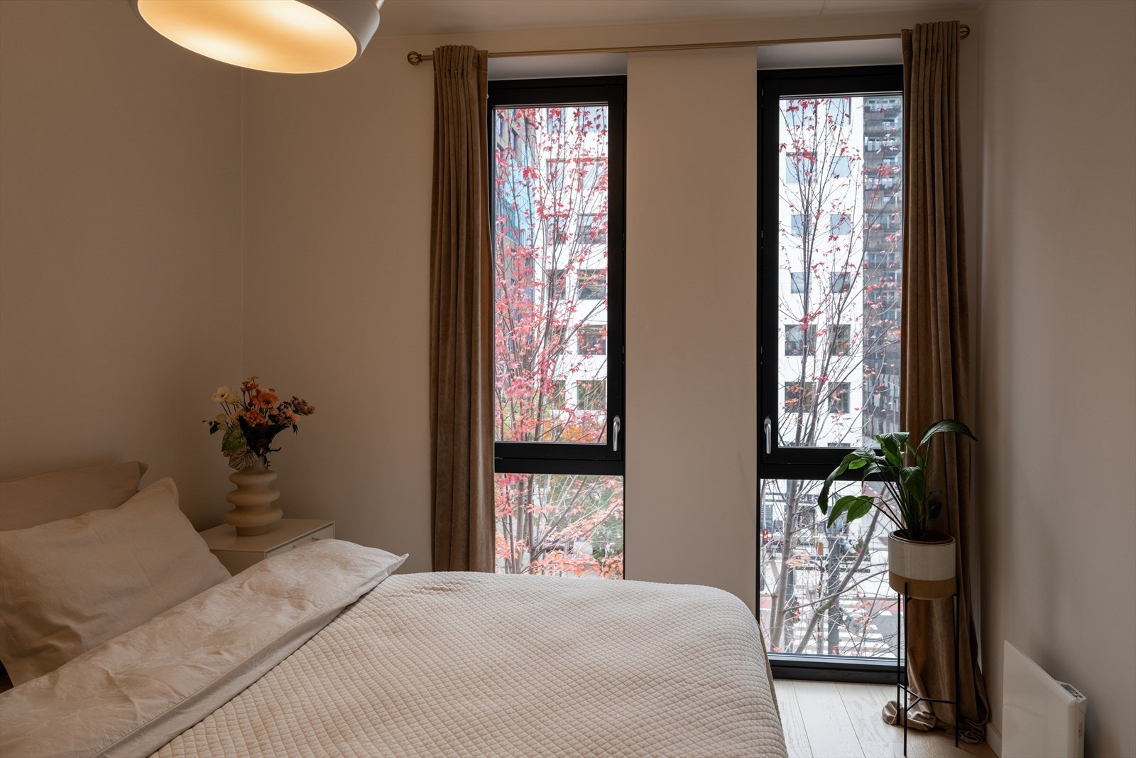 Beplantningen utenfor bidrar til begrenset innsyn og lun stemning. Galleribilde