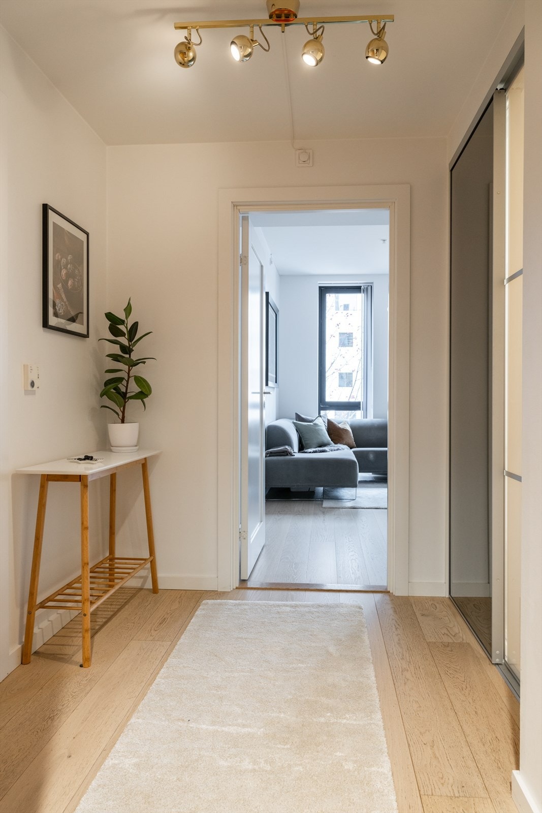 Gangen er romslig, og har tilgang på den innvendige boden. Galleribilde