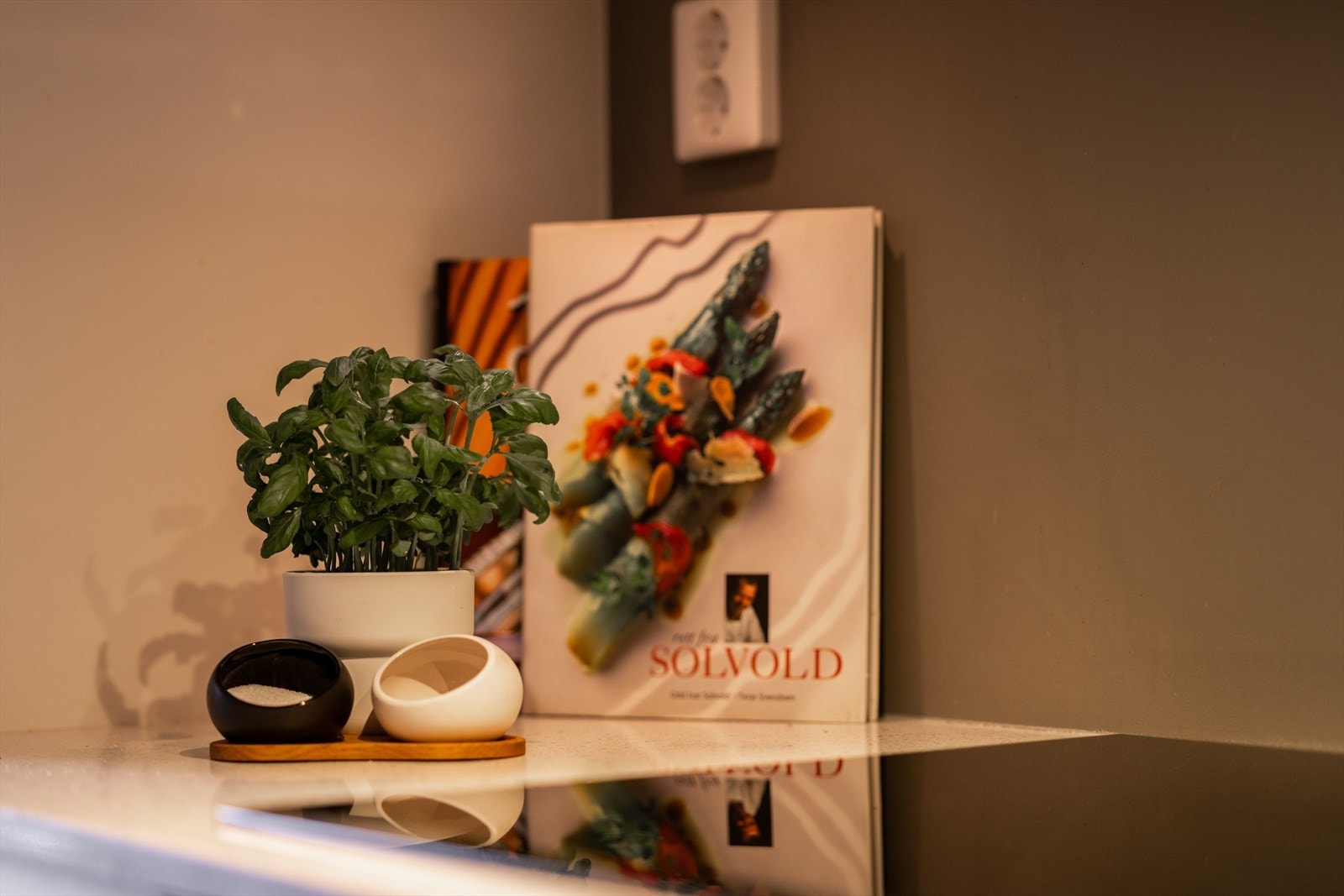 Det stilfulle kjøkkenet inviterer til matlaging. Galleribilde