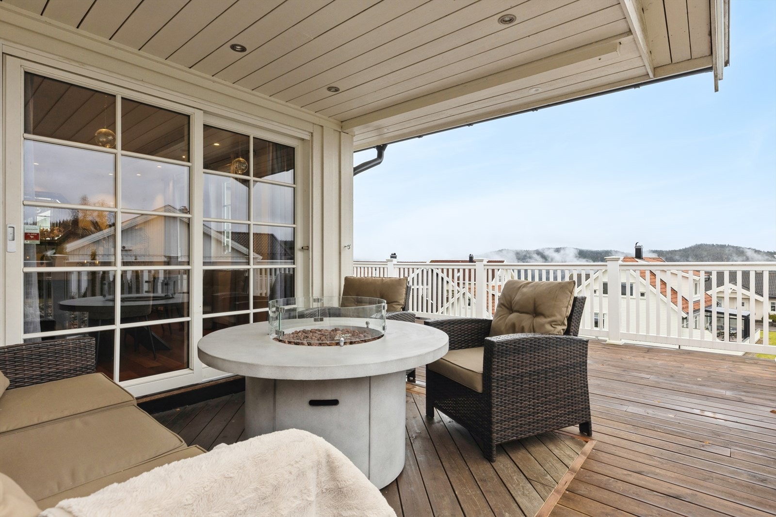 Her får du gode solforhold og en fin utsikt - perfekt for avslapping og sosiale sammenkomster. Terrassen er delvis overbygget, noe som skaper en lun og skjermet krok, ideell for bruk store deler av året Galleribilde