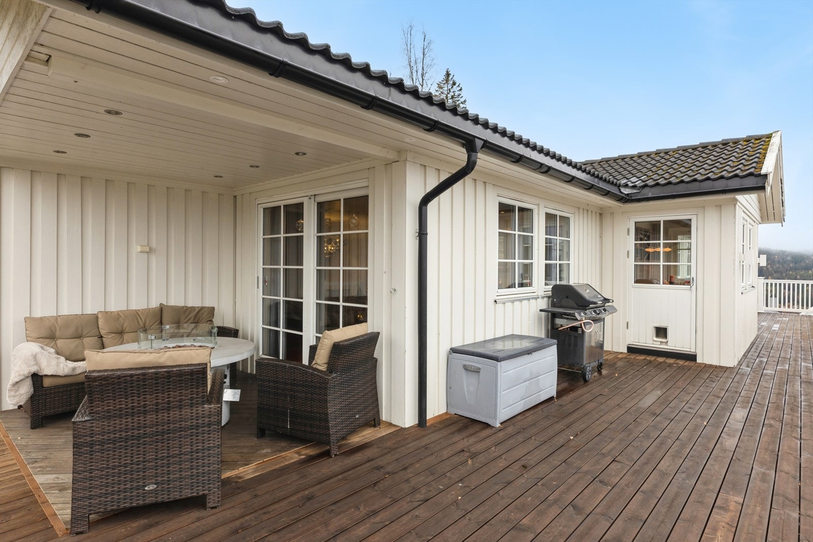 Terrassen strekker seg langs hele husets front Galleribilde