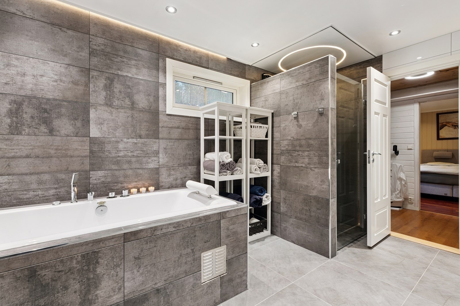 Badet i 1. etasje ligger i tilknytning til hovedsoverommet via et praktisk garderoberom. Denne løsningen gir ekstra komfort og privatliv Galleribilde