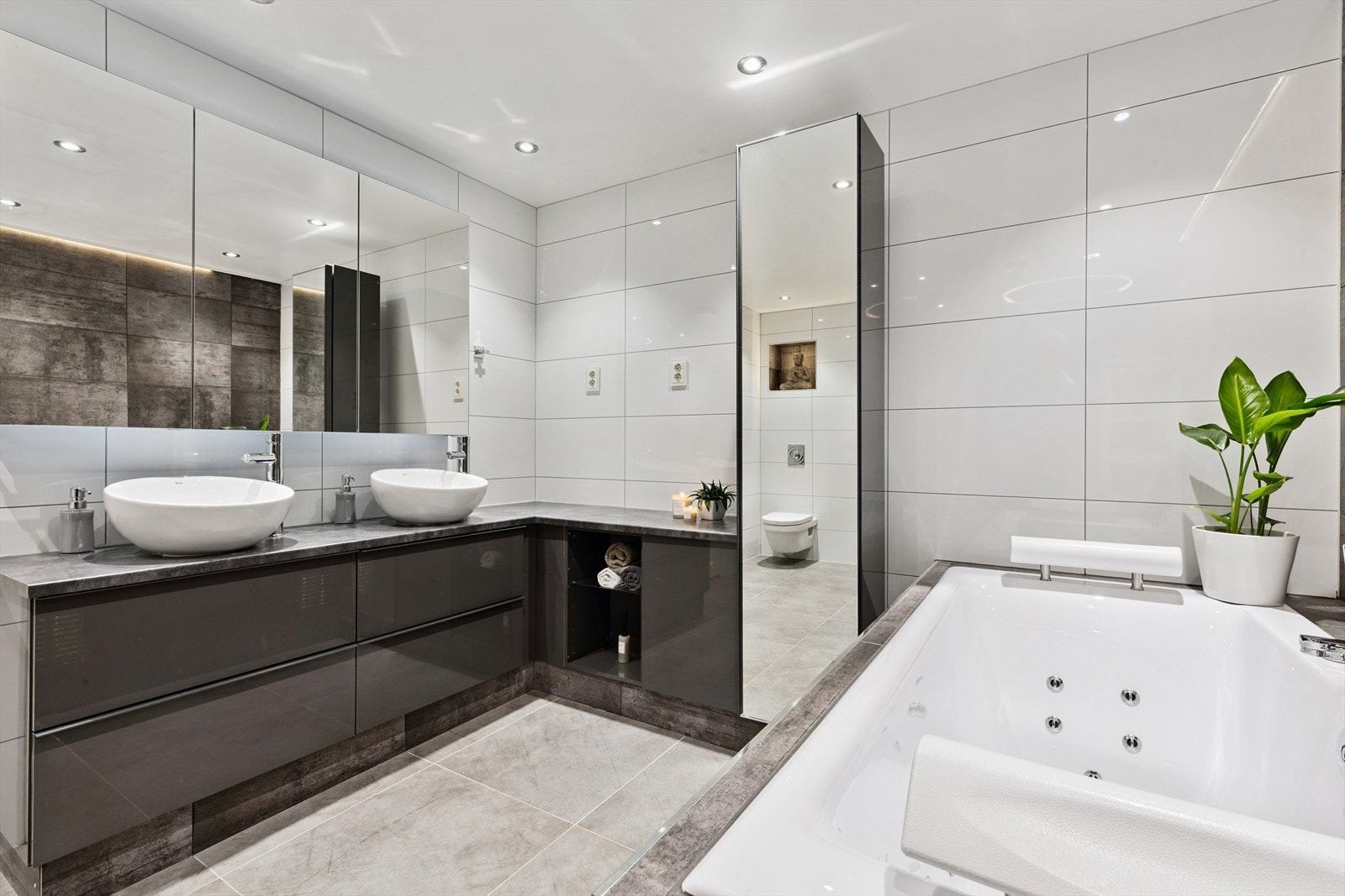 Badet i 1. etasje har dobbel servant, vegghengt wc, dusjnisje med regndusj og badekar Galleribilde