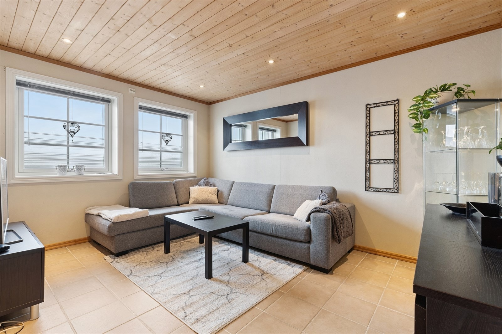 I sokkelleiligheten er det gulvvarme i stue/kjøkken, bad og gang Galleribilde