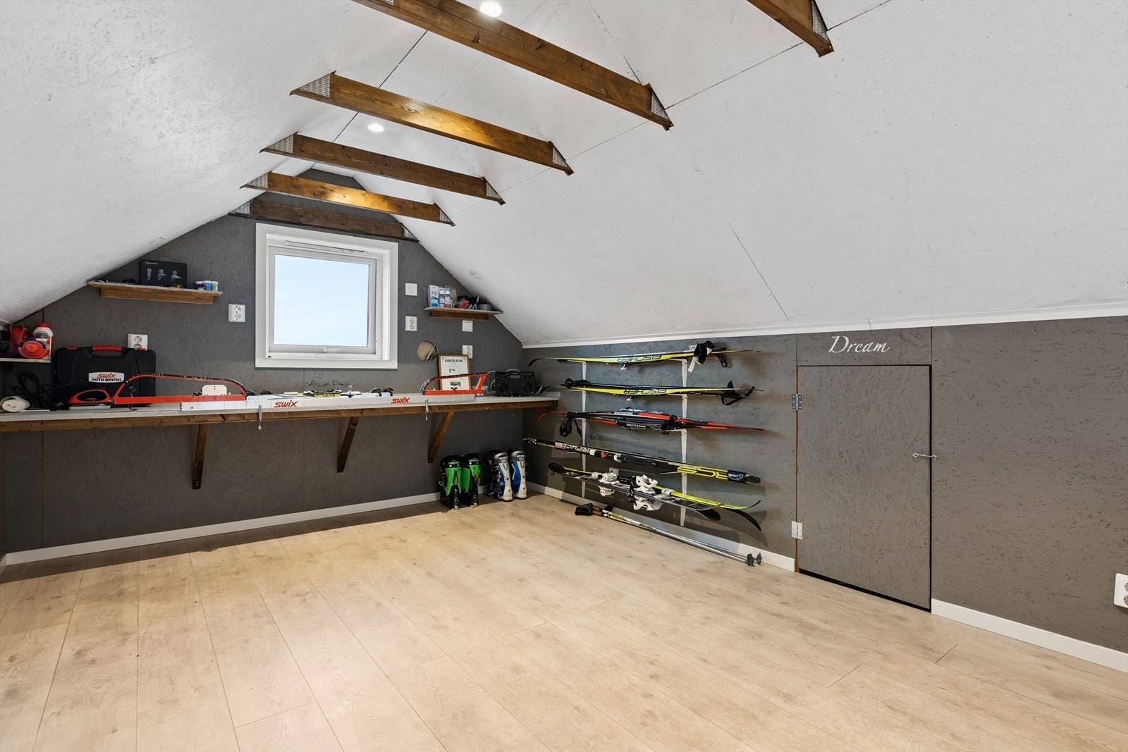 Garasjen har utvendig adkomst til loftsetasje som i dag benyttes som praktisk lagringsplass og smørebod. Rommet er isolert og har innlagt strøm Galleribilde