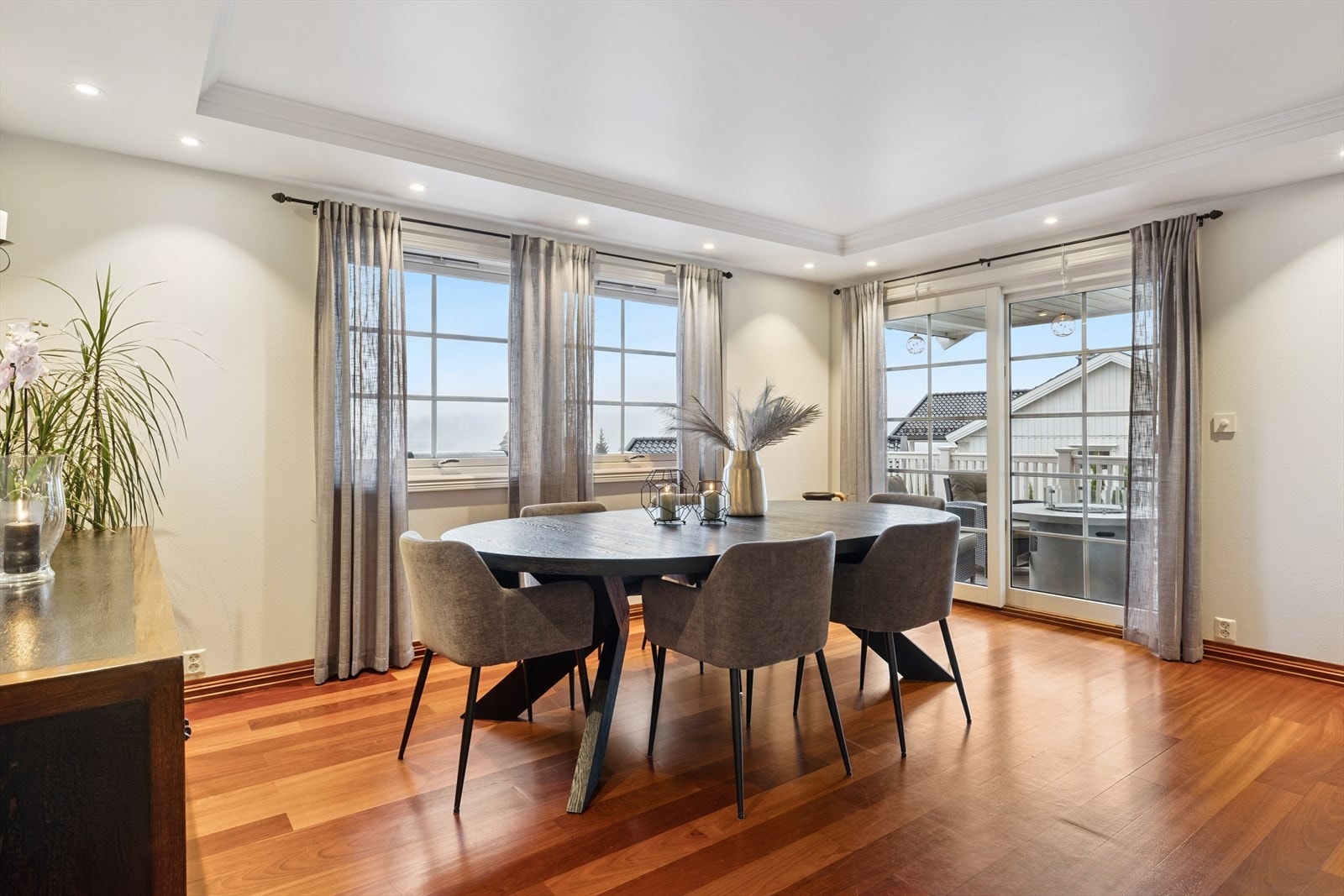 Stuen har utgang til terrassen via skyvedør Galleribilde