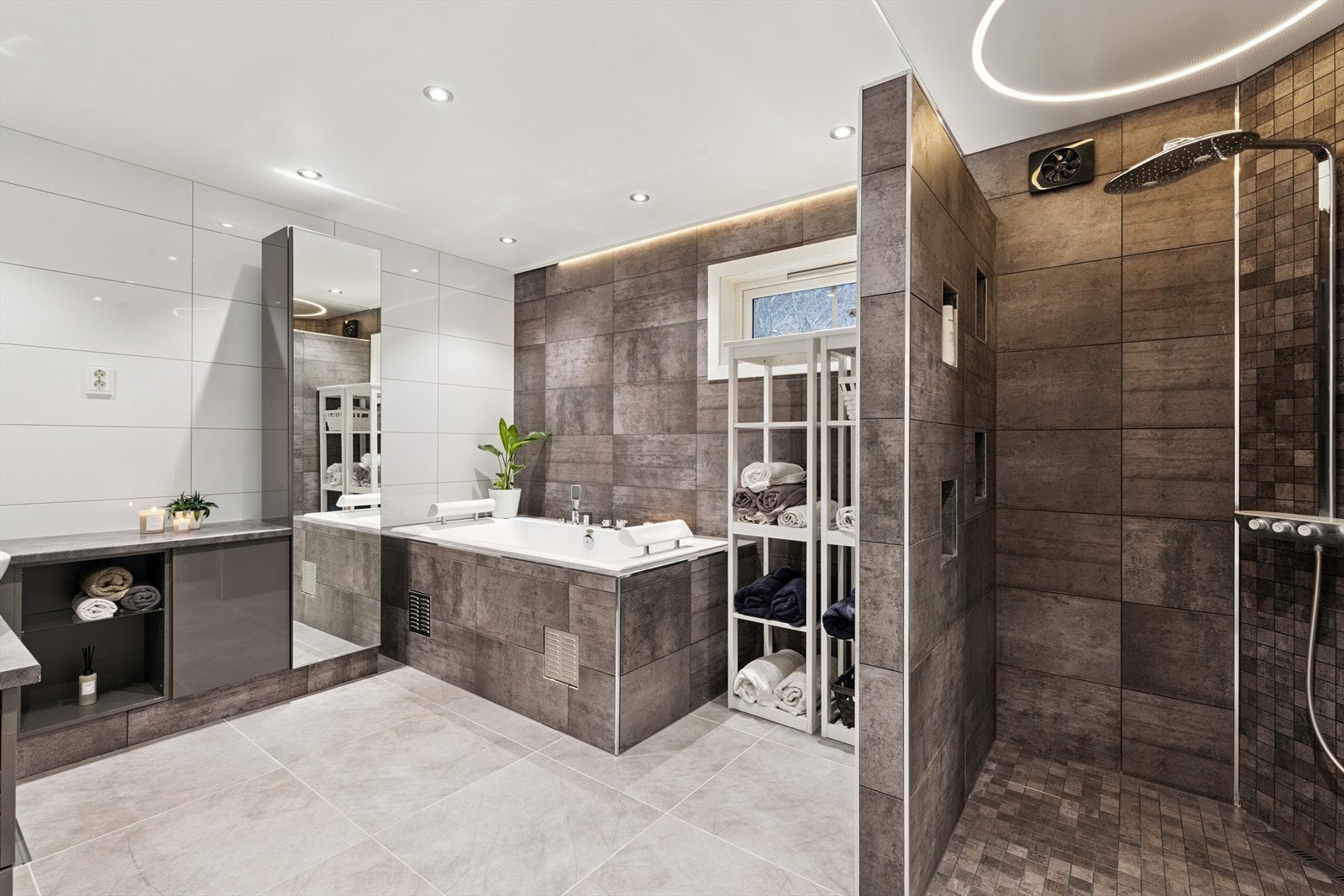 Hoveddelen har to flislagte bad med behagelig gulvvarme Galleribilde