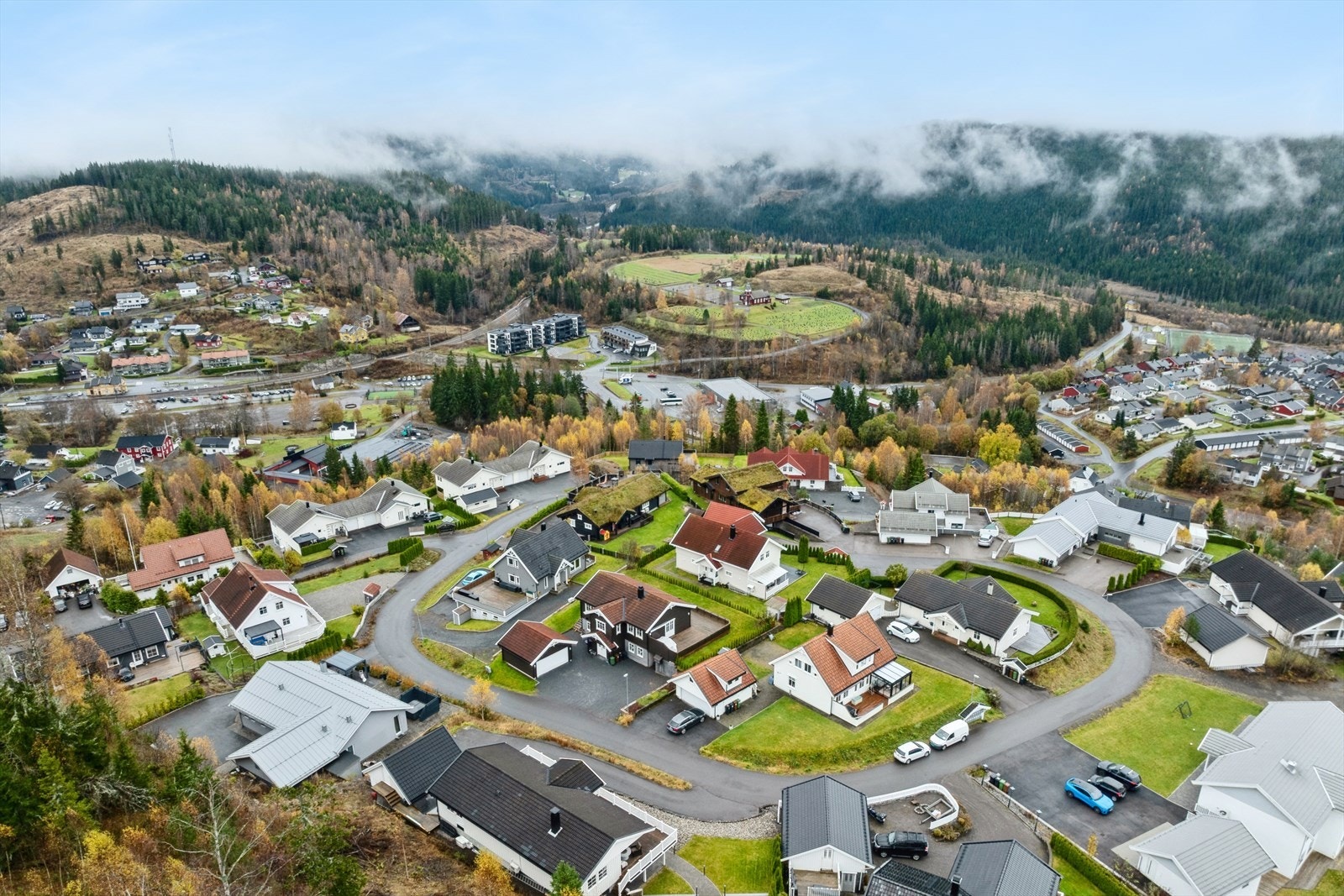 Trygg og kort vei til skole (ca. 5 min), slalåmbakke og hoppbakker (ca. 3 min), langrennsløyper (ca. 8 min), togstasjon (ca. 10 min) og butikk (ca. 12 min). Nærhet til Mylla og Svea som er perfekt for ski og bading Galleribilde