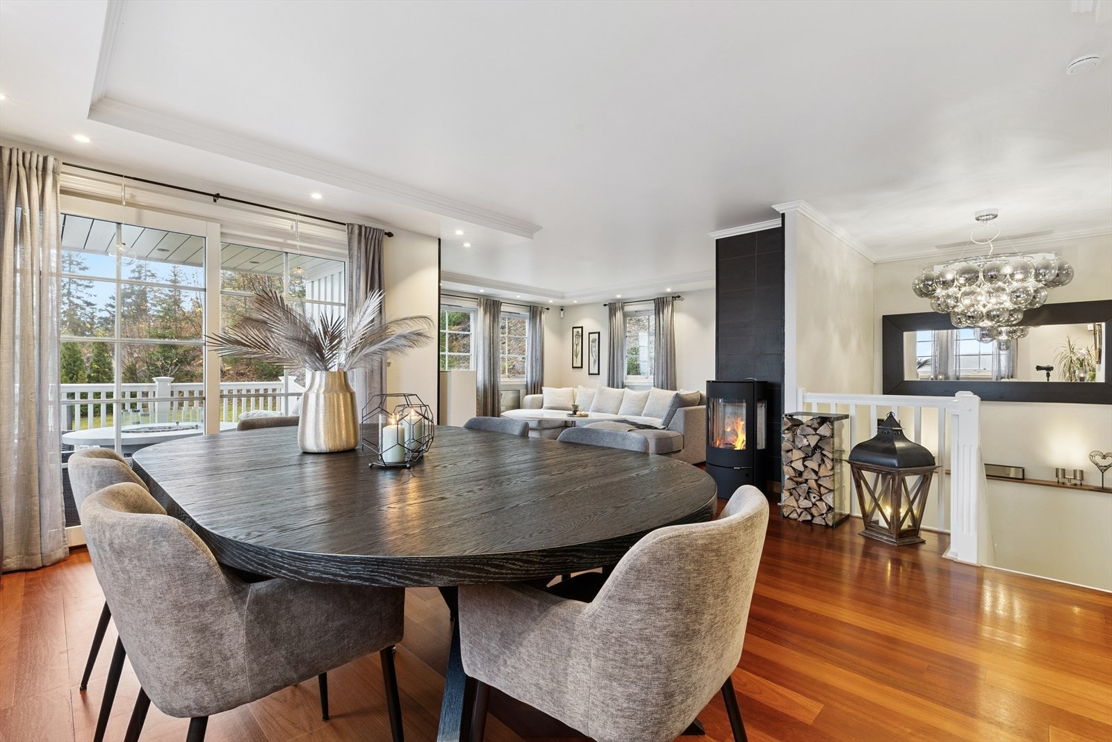 Stuen er lys og trivelig med store vindusflater som slipper inn rikelig med dagslys og skaper en behagelig atmosfære Galleribilde