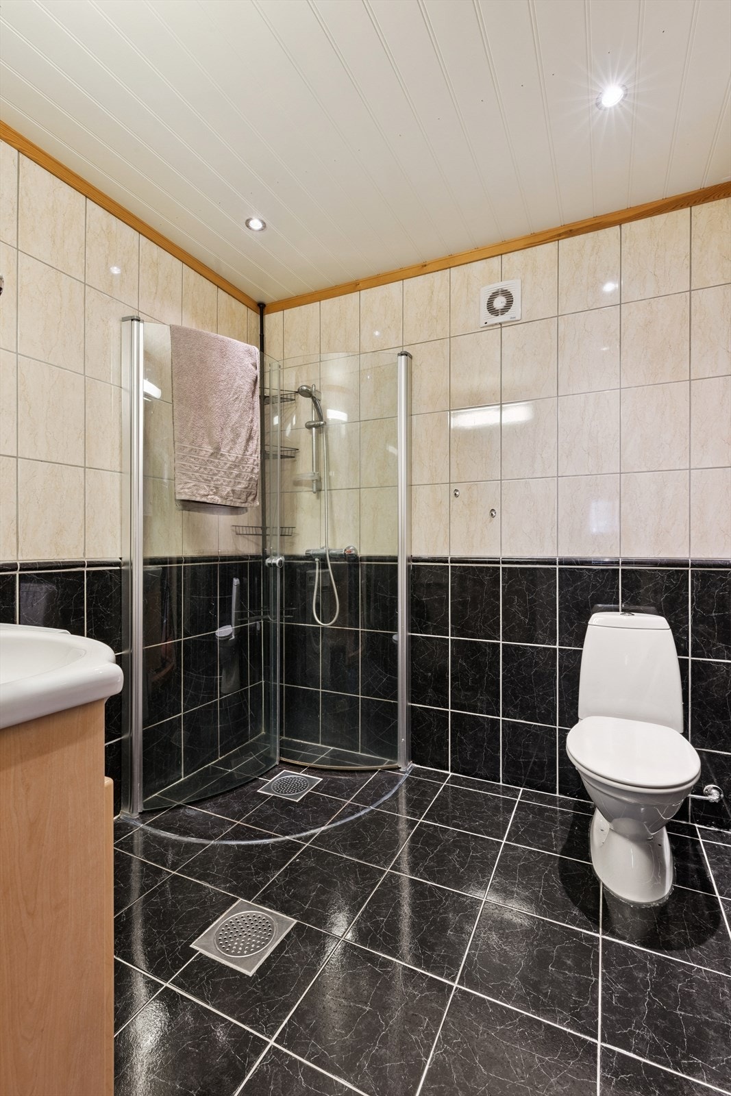 Flislagt bad med plass til vaskemaskin Galleribilde