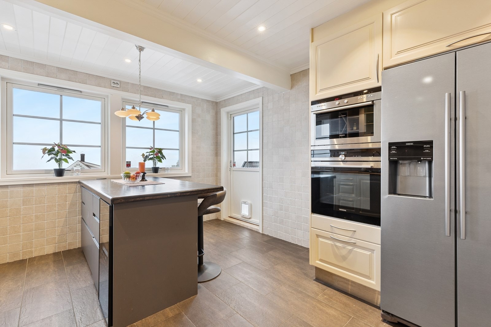 Kjøkkenet er godt utstyrt med integrerte hvitevarer som stekeovn, mikrobølgeovn og platetopp, samt frittstående oppvaskmaskin og kombiskap med kjøl og frys Galleribilde