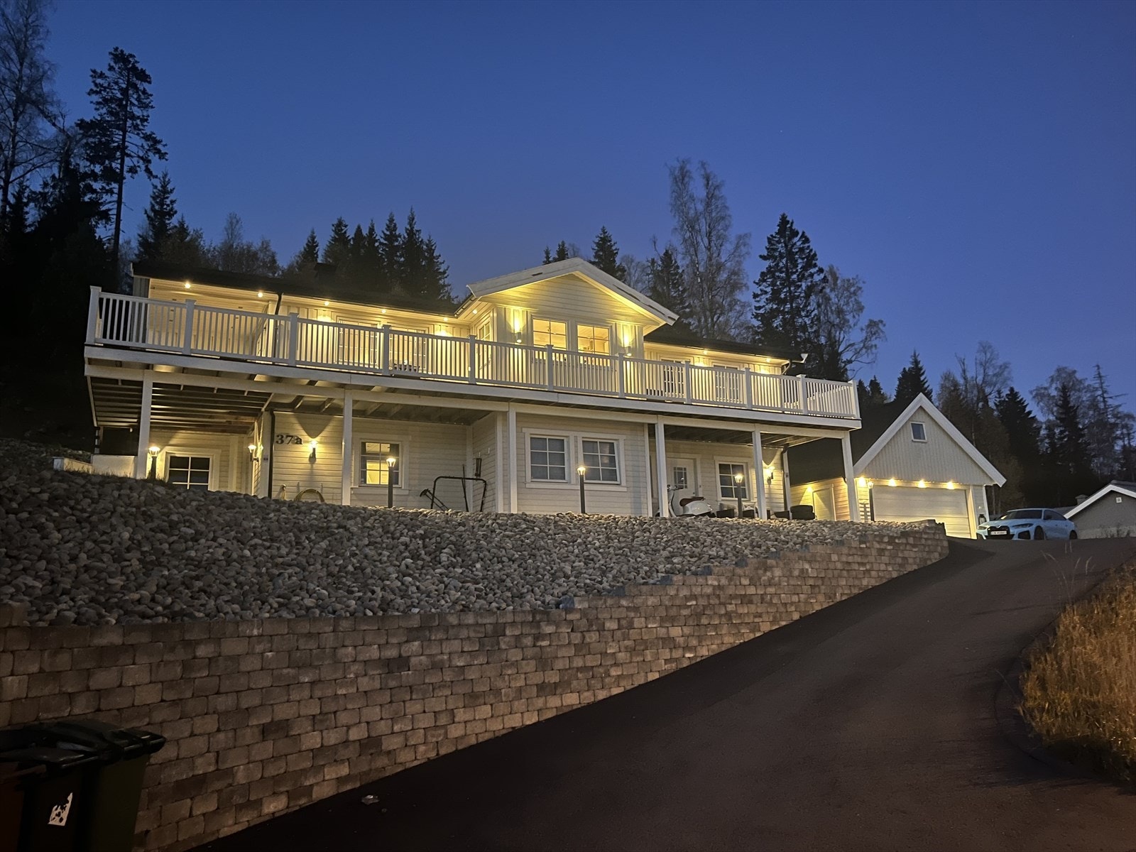 Dobbelgarasje med elbil lader, samt parkering på egen tomt Galleribilde