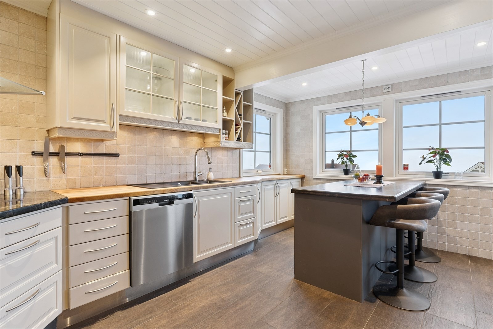 Kjøkkenet er innredet med kvalitetsinnredning fra Myresjökök, og fremstår som både tidløst og praktisk. Her er det behagelig gulvvarme Galleribilde