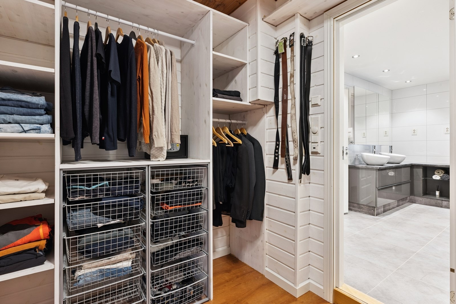 Garderoberommet ligger mellom badet og hovedsoverommet Galleribilde