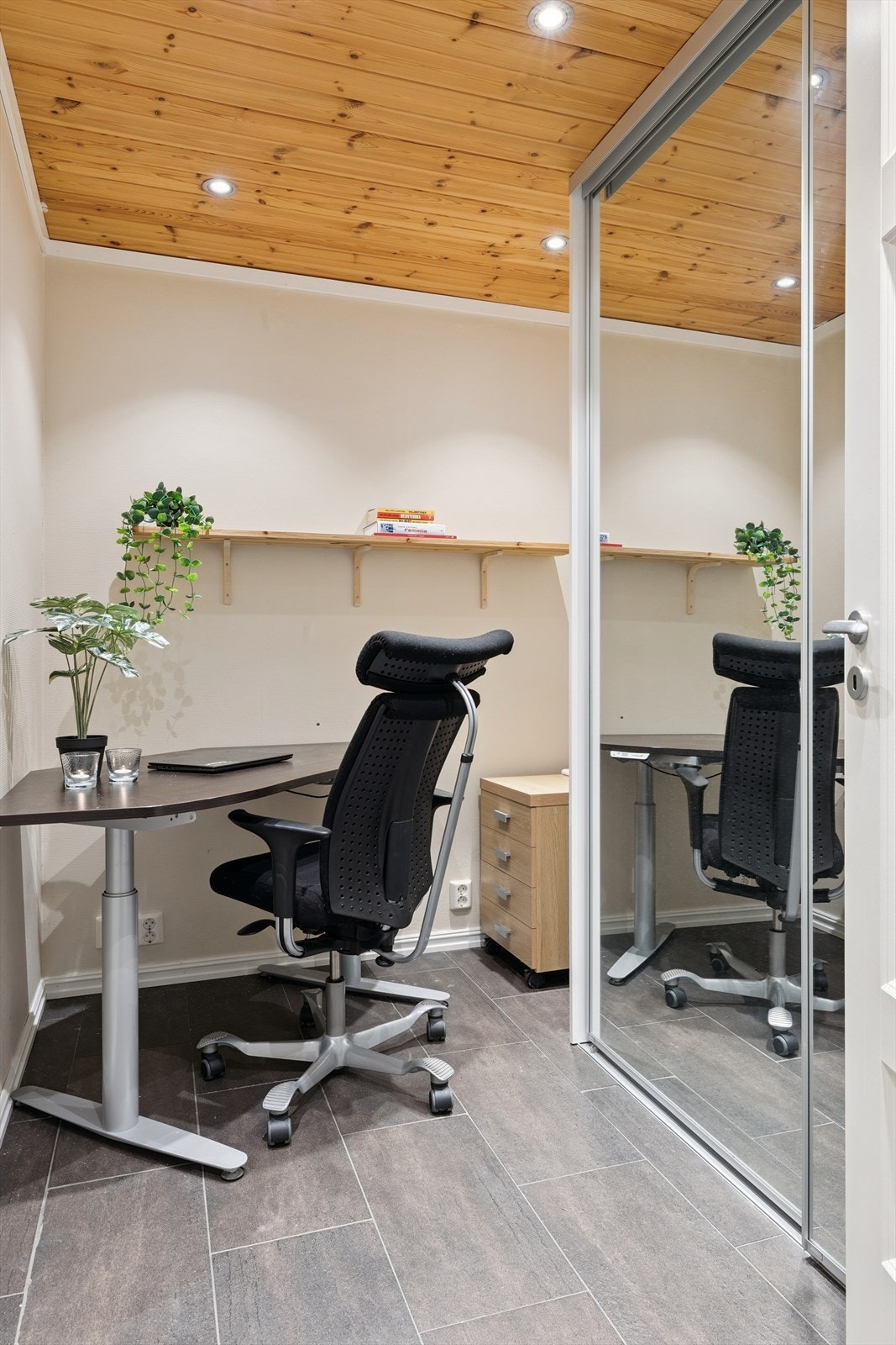 Gangen/bod har romslig garderobeløsning benyttes nå som kontorplass Galleribilde