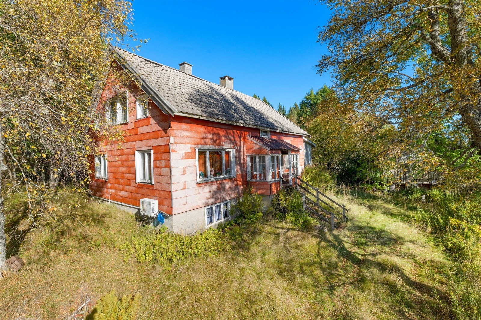 Eldre bolig som trenger betydelig renovering. Galleribilde