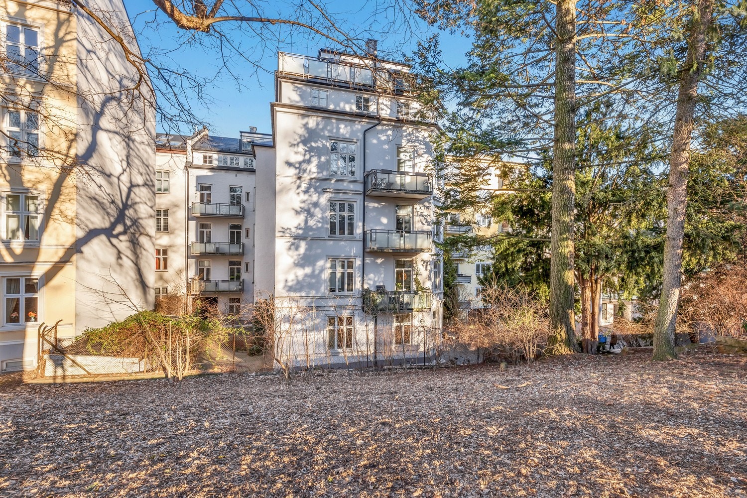 Bakgård Galleribilde