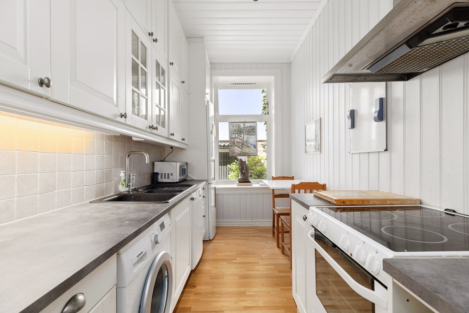 Kjøkken med et lite spisebord Galleribilde