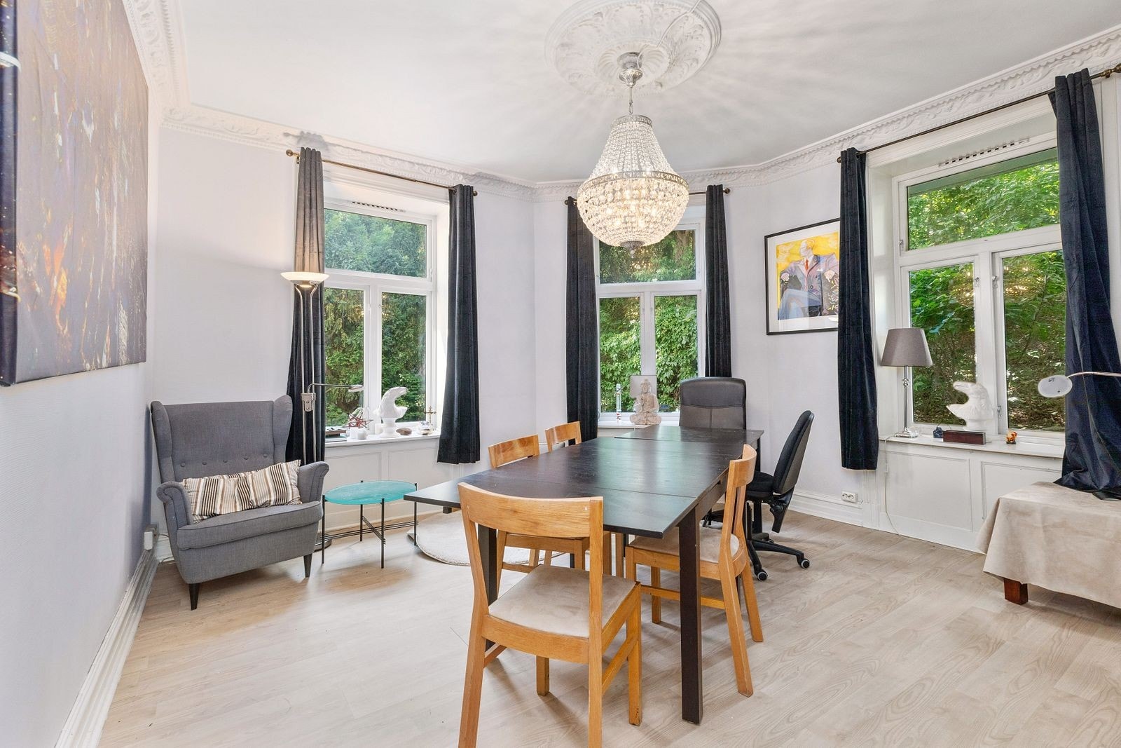 Stue med stukkatur og store vinduer som gi rmye lys Galleribilde