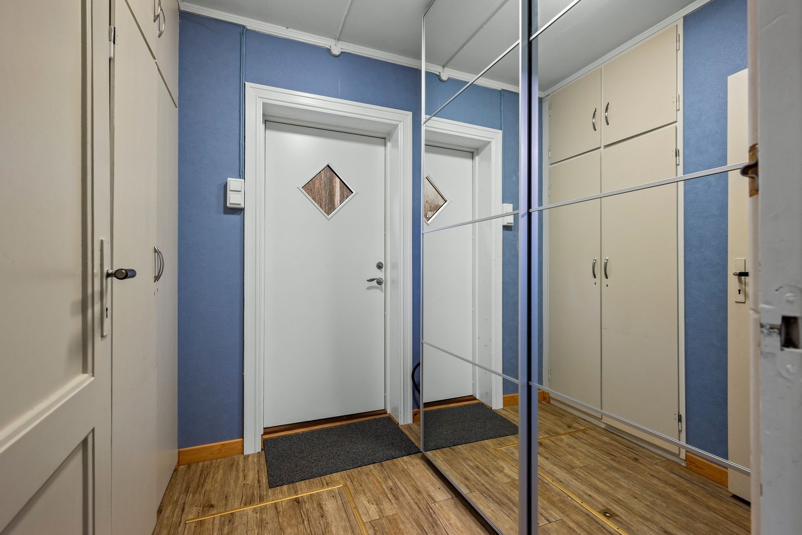 Gang speilskap og innebygd skap på motsatt side Galleribilde