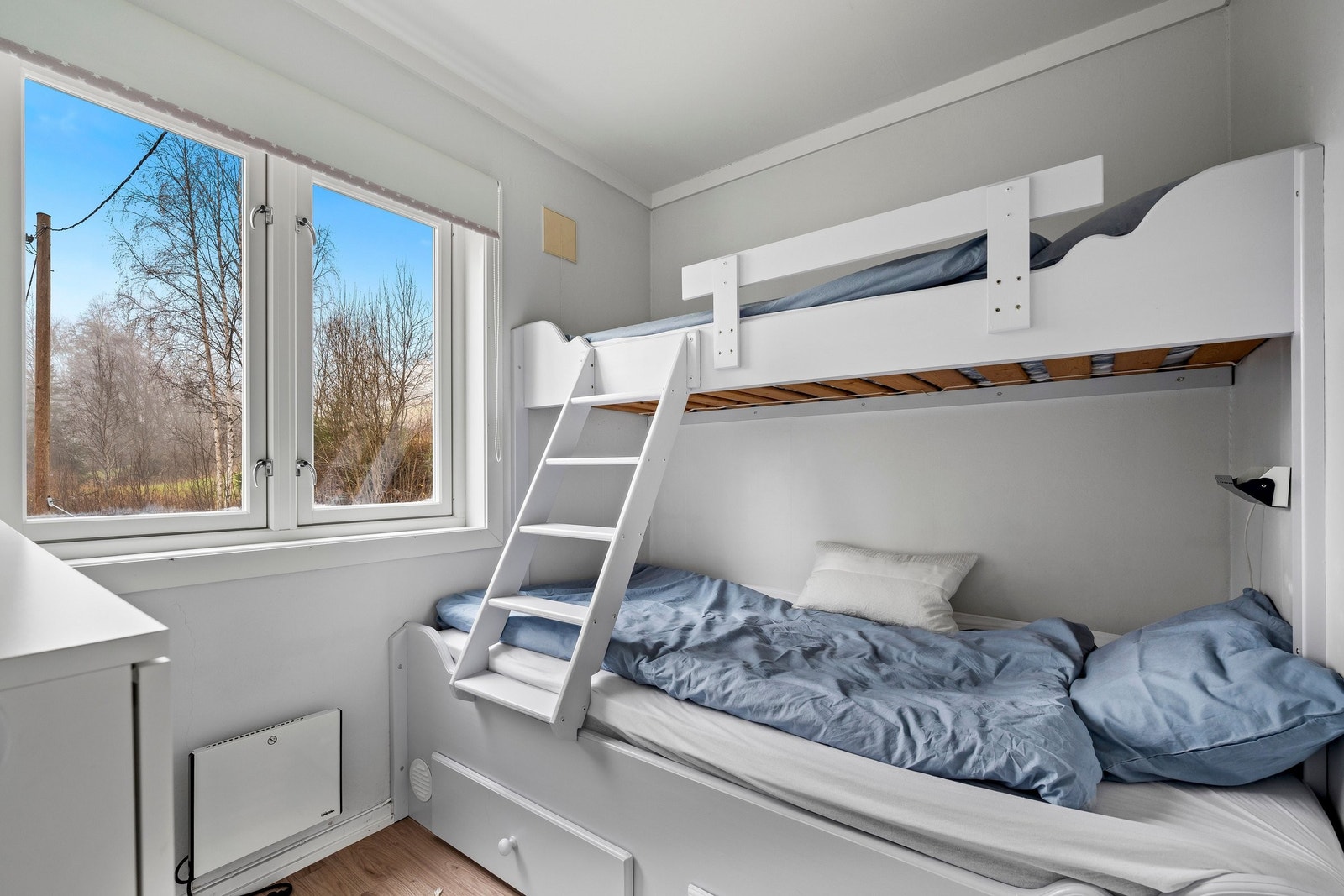 Soverom med plassbygd seng laget av møbelsnekker. Plass til en oppe (75 cm bredde) og to nede (120 cm). Innebygde skuffer i senga. Galleribilde