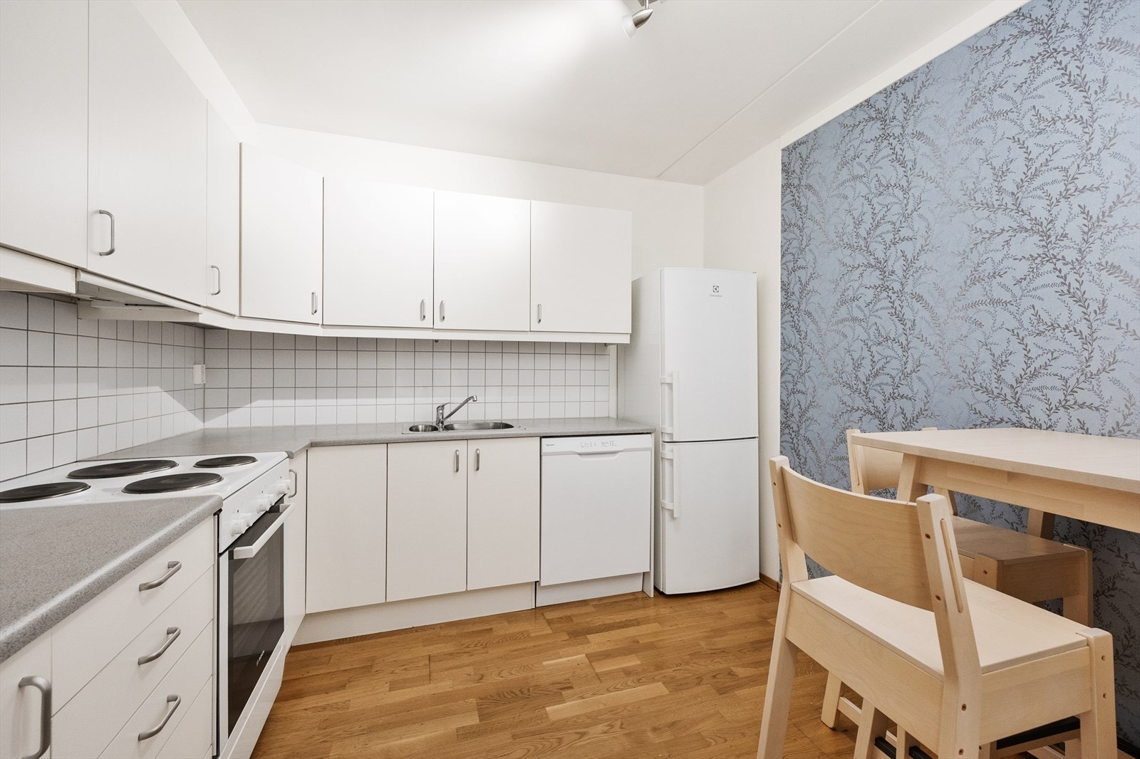 Leiligheten har et separat kjøkken med god skapplass og rom for en spiseplass. Galleribilde