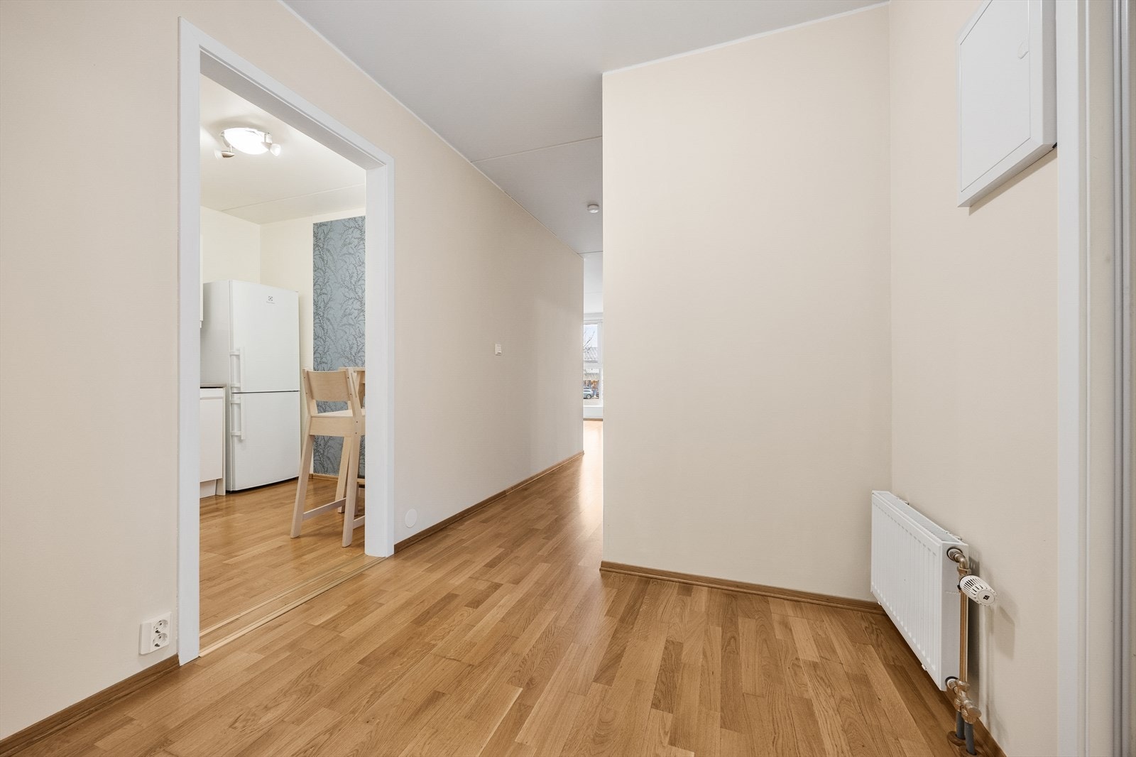 Herfra er det adkomst til alle rom. Komfortabel vannbåren varme sørger for jevn oppvarming. Galleribilde