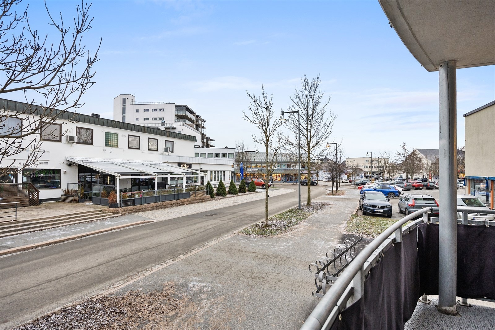 Fra balkongen er det utsyn over det umiddelbare nærområdet i sentrum. Galleribilde