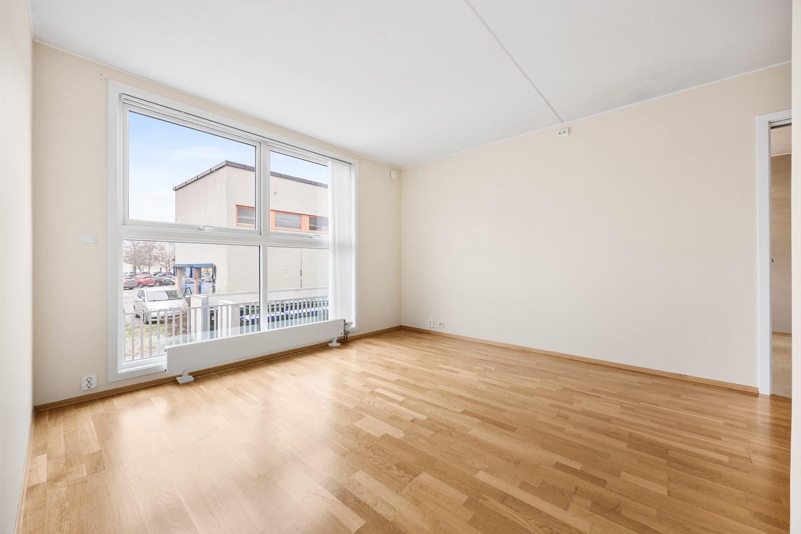 Store vindusflater gir rikelig med dagslys inn i stuen. Galleribilde