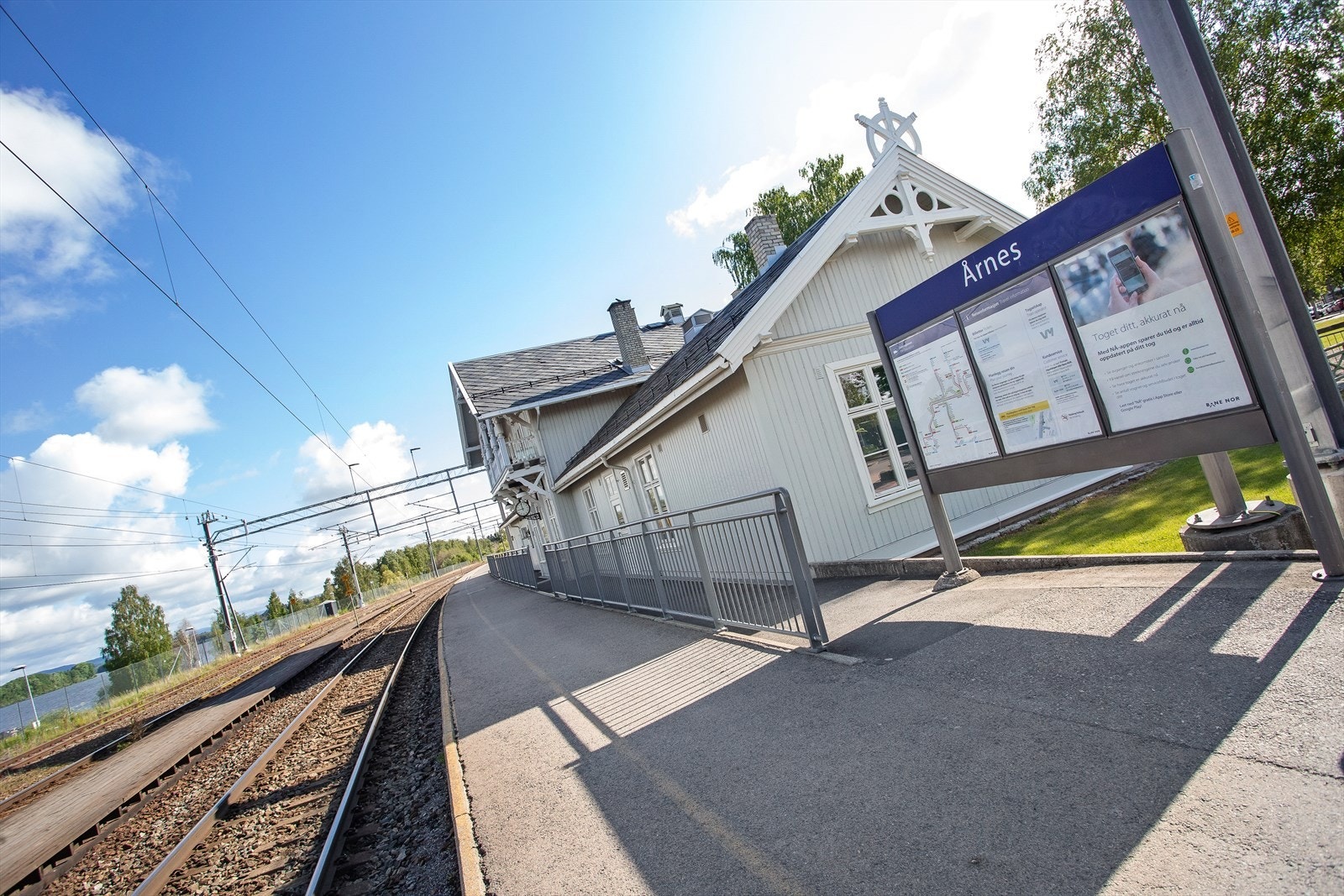 Årnes stasjon er kun en kort spasertur unna, med effektiv pendling til Oslo og Gardermoen. Galleribilde