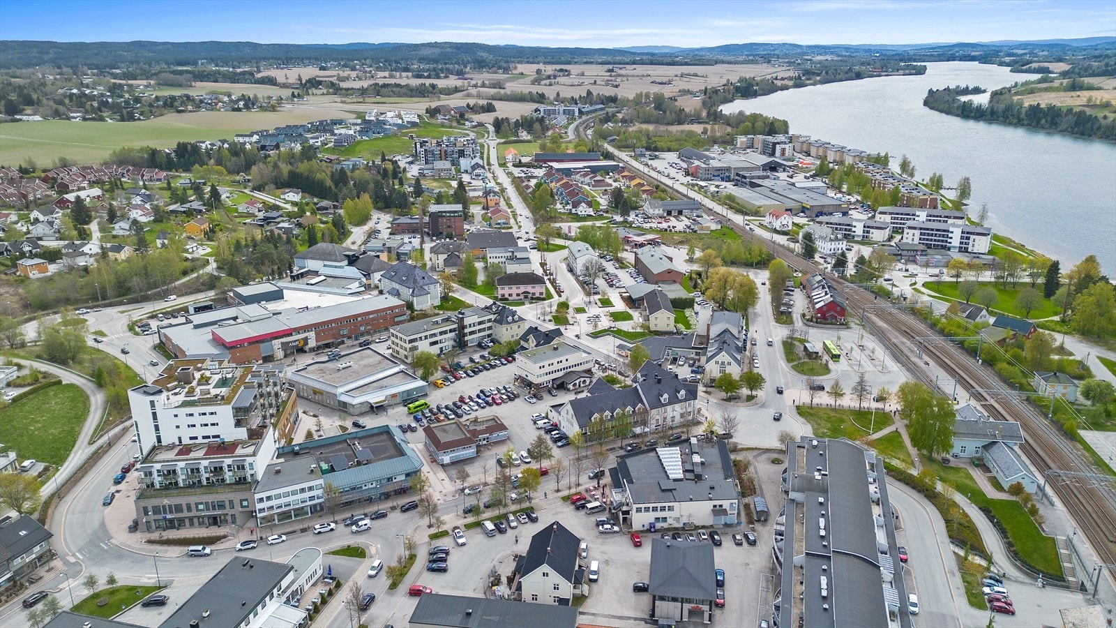 Veien er kort til rekreasjon langs Glomma, med den flotte Elvestien for gå- og løpeturer. Galleribilde