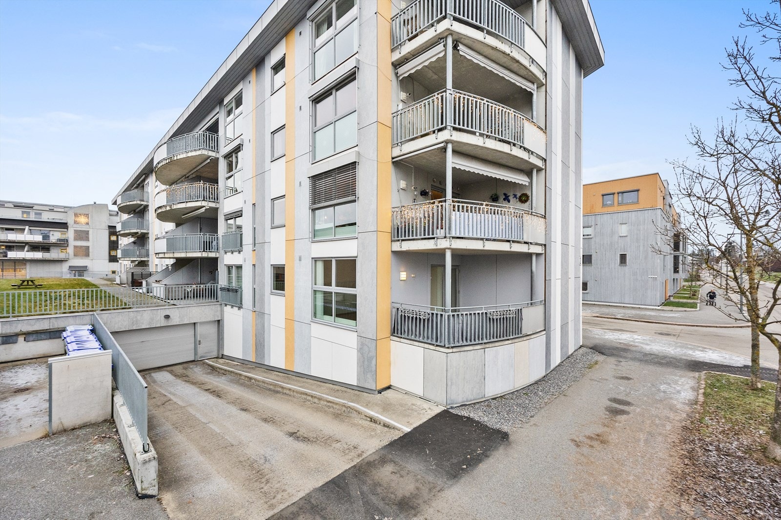 Direkte innkjøring til garasjeanlegget fra gateplan. Galleribilde