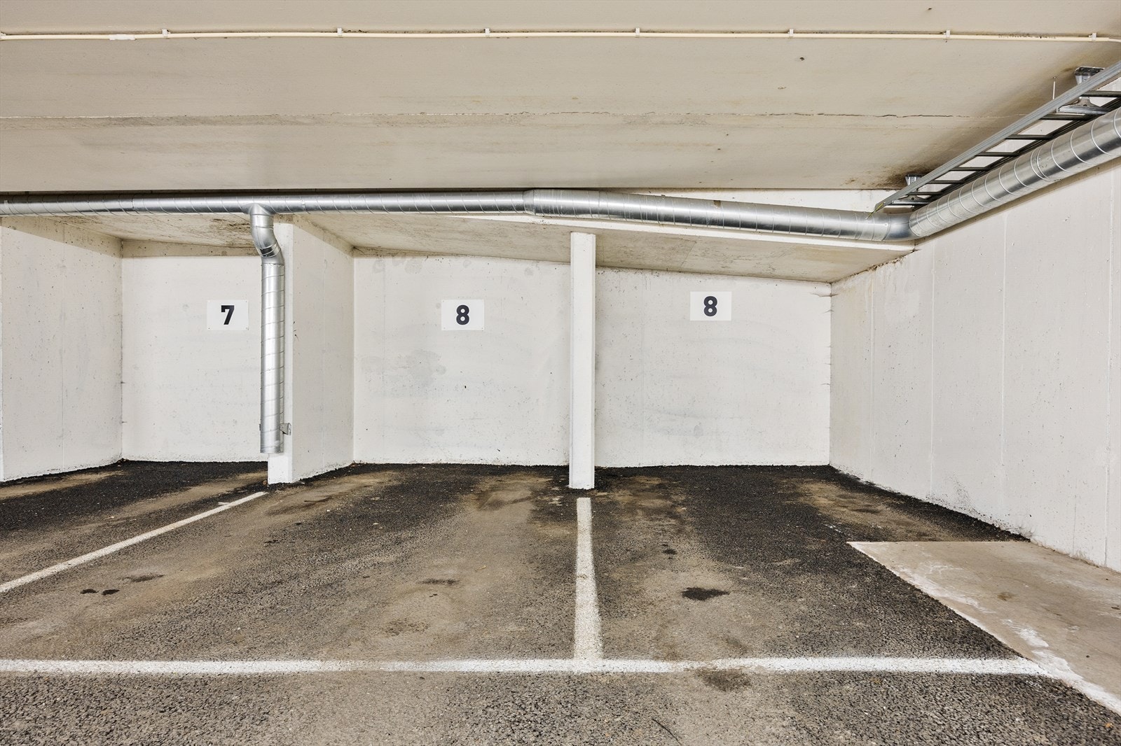 Det medfølger to faste garasjeplasser i felles, lukket anlegg. Galleribilde