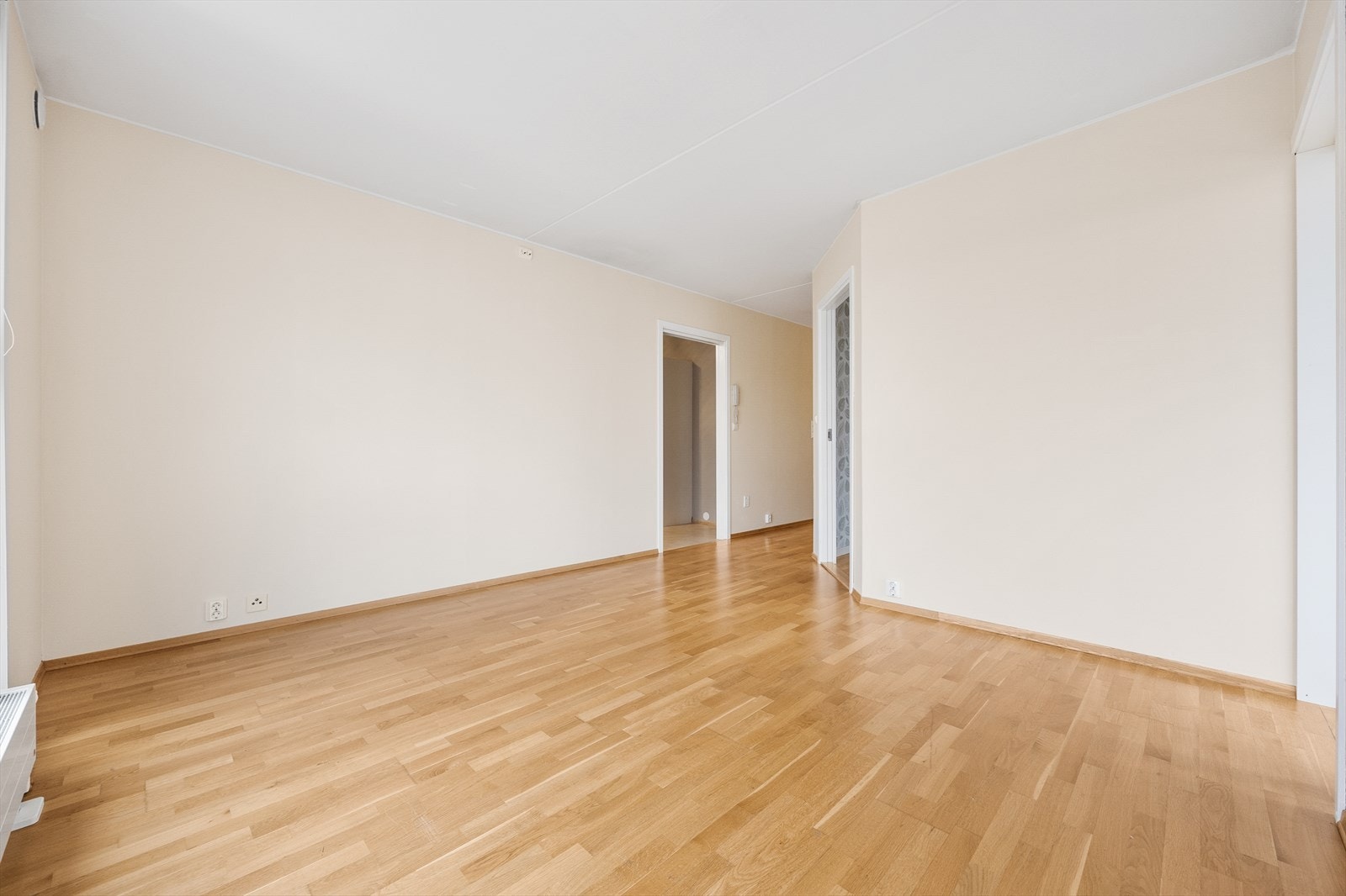 Overflatene består av parkettgulv og malte vegger, som gir et nøytralt utgangspunkt. Galleribilde