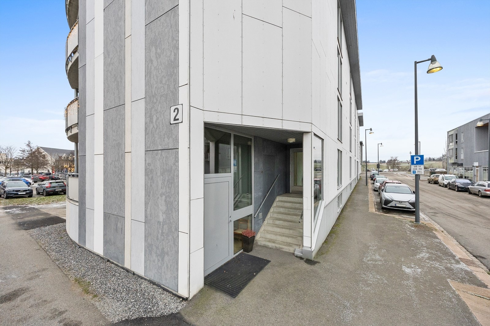 Leiligheten ligger i en boligblokk fra 2006 med fasader kledd i fasadeplater. Galleribilde