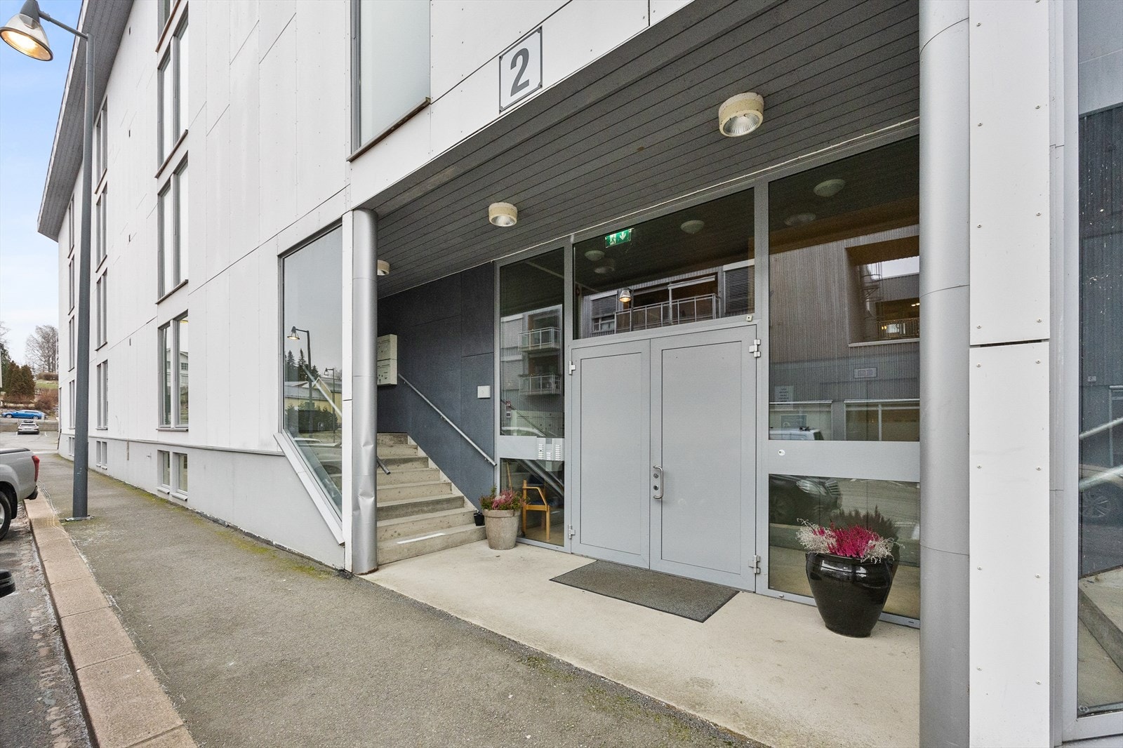 Bygget har et representativt og vedlikeholdsvennlig inngangsparti. Galleribilde