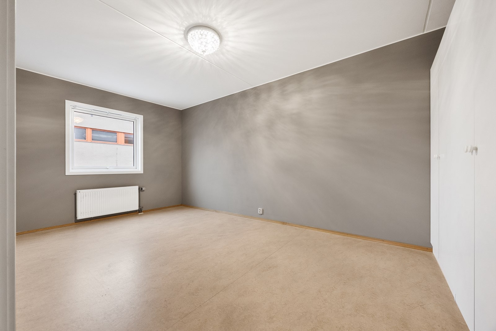 Romslig soverom med adkomst fra stuen. Galleribilde