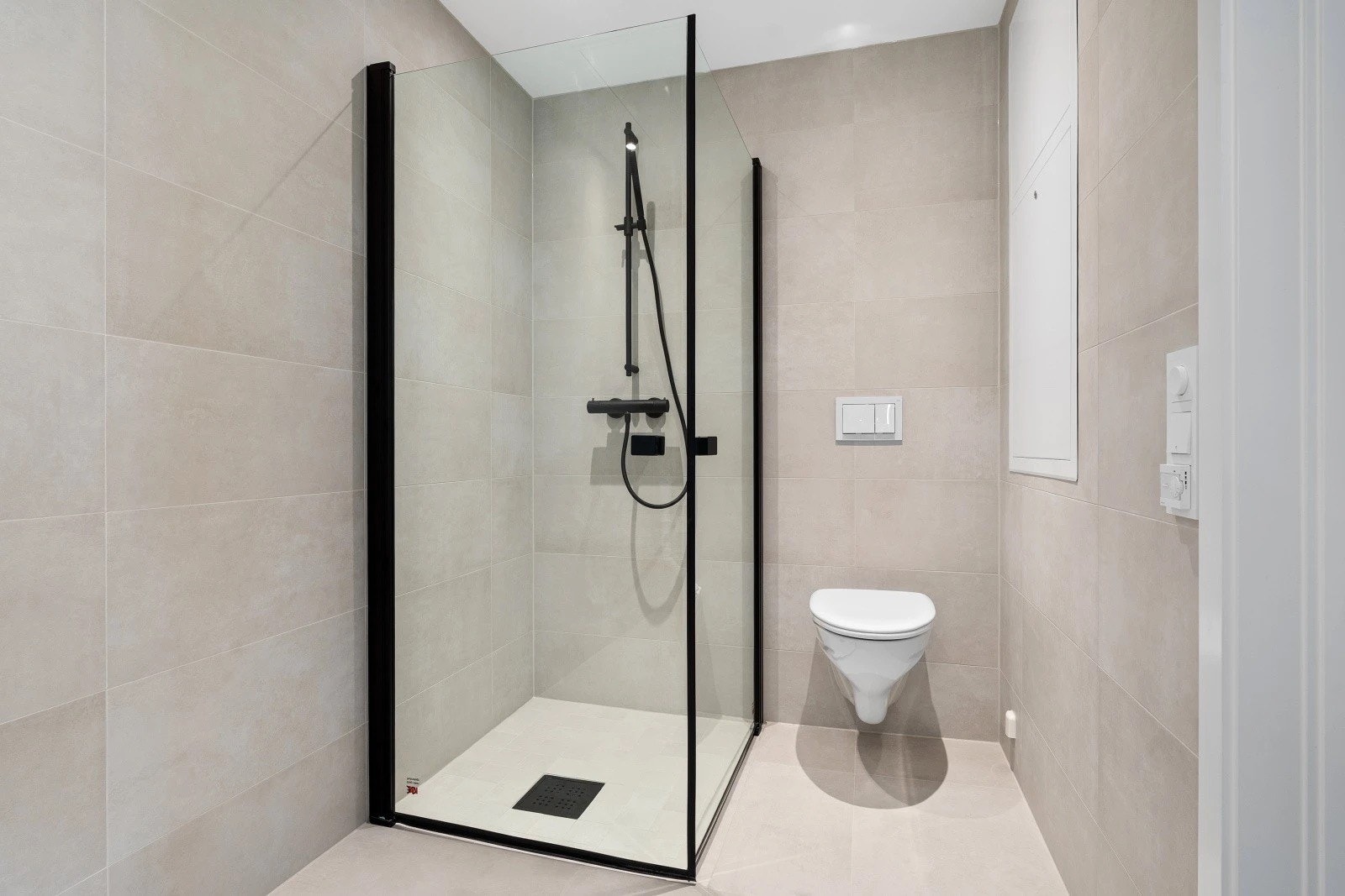 Stilrent og meget pent bad med sorte detaljer! Galleribilde