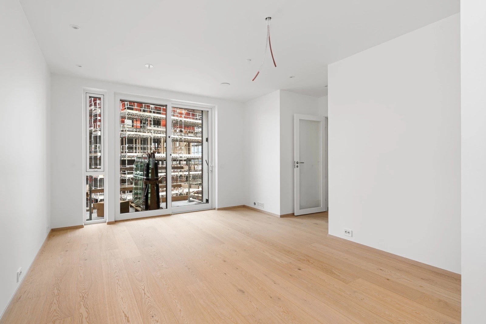 Stue med utgang balkong - lyst og moderne Galleribilde