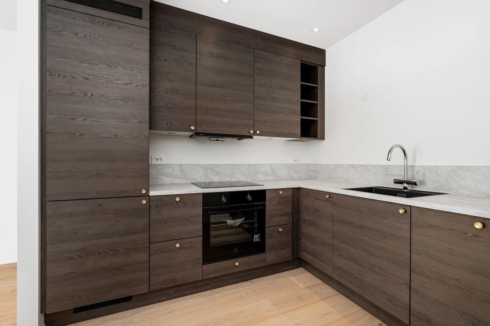 Delikat og oppgradert kjøkken fra Strai Kjøkken med integrerte hvitevarer Galleribilde