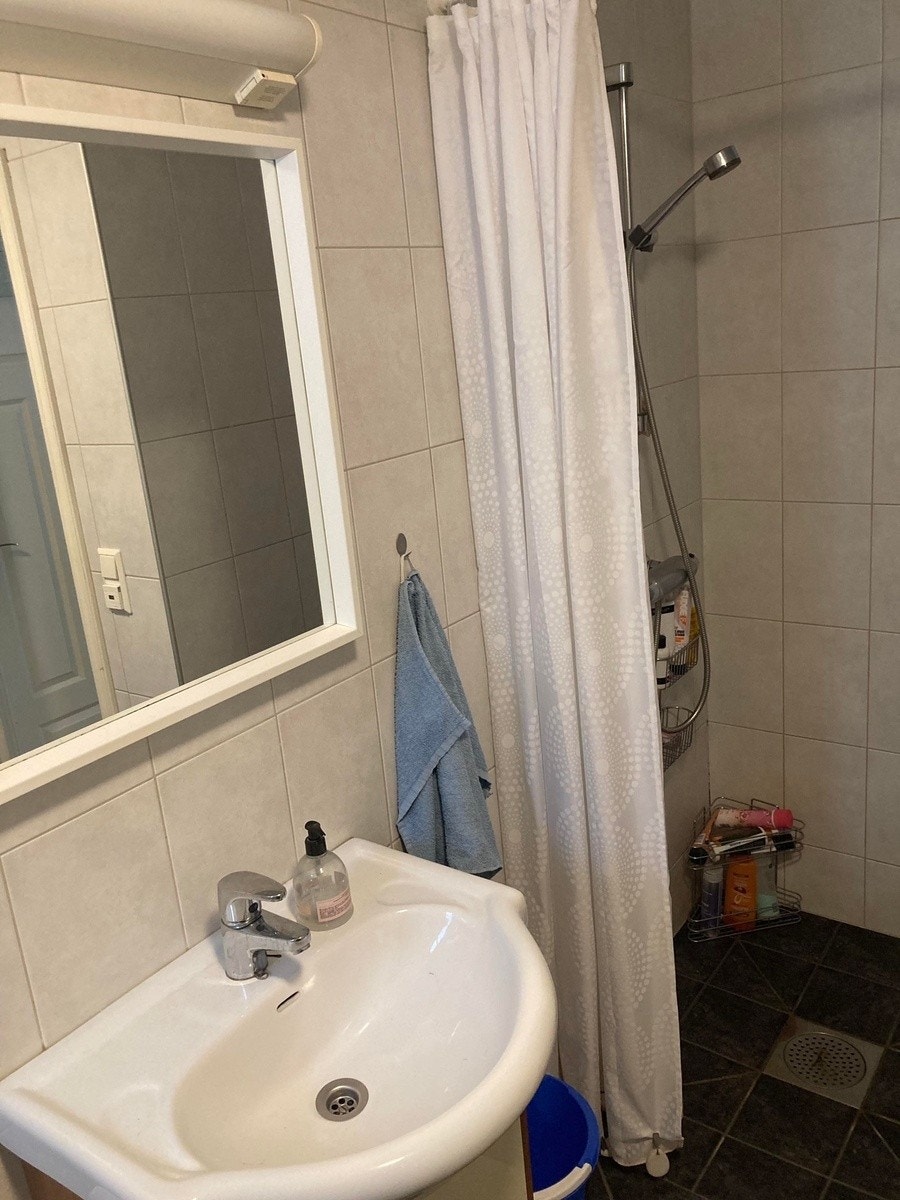 Bad med romslig dusj Galleribilde