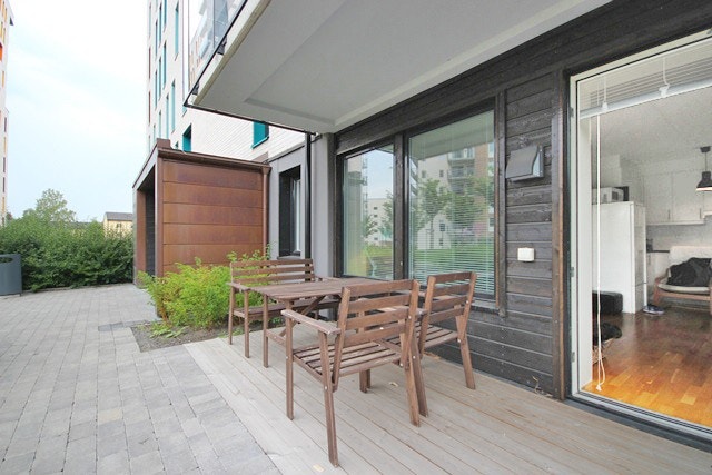 Fra stuen er det utgang til markterrasse med plass til utemøbler. Galleribilde