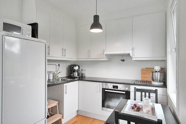 Godt med skap- og benkeplass samt tidløs og moderne innredning. Komfyr medfølger. Galleribilde