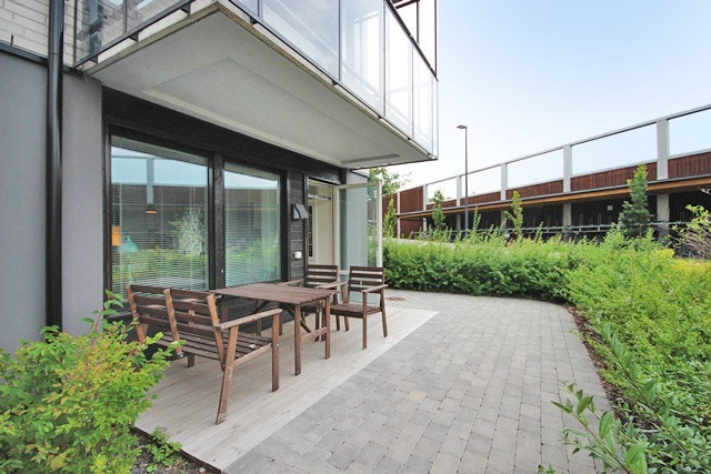 Utgang til privat markterrasse fra leiligheten. Galleribilde