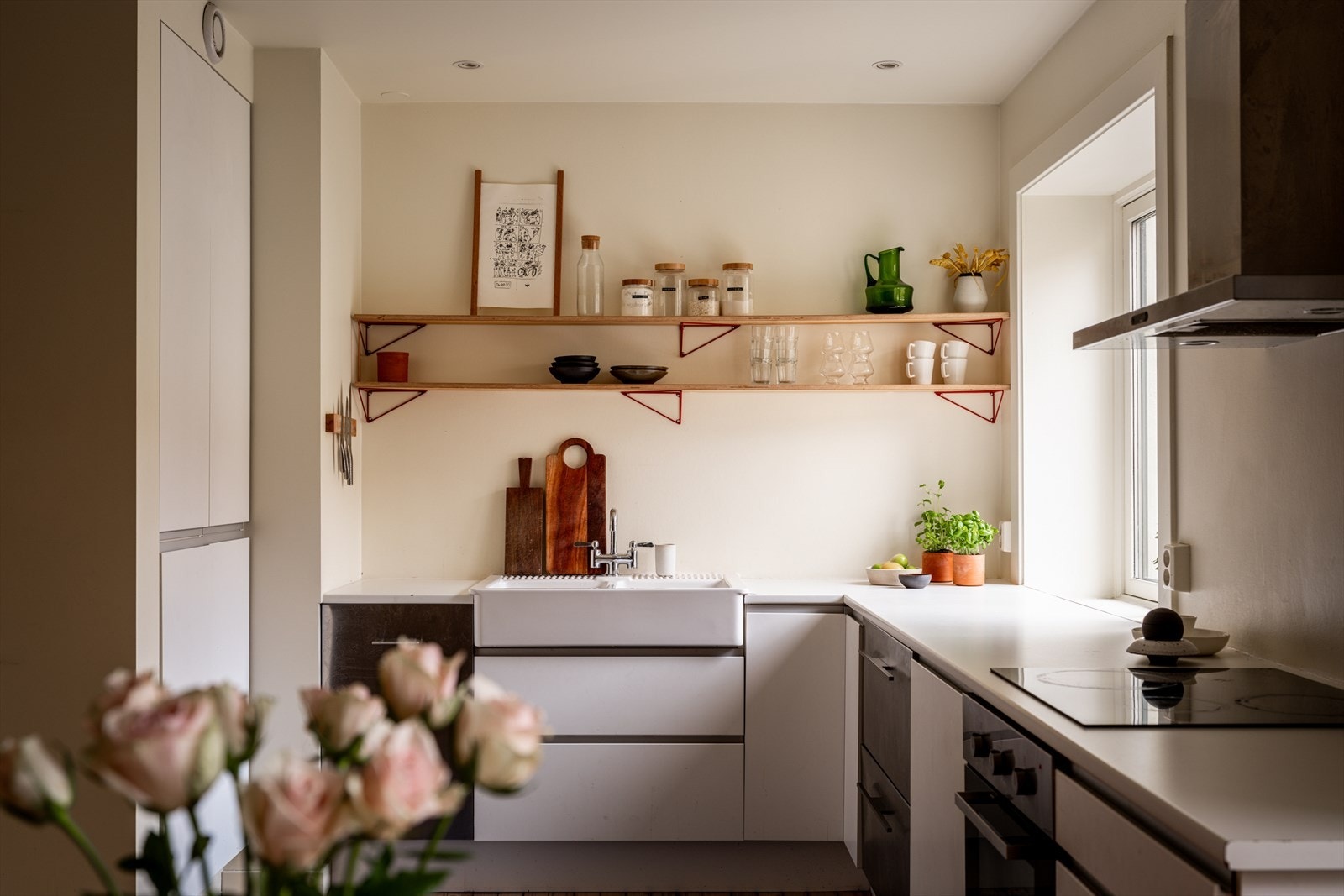 Kjøkkenet har en funksjonell og praktisk utforming med rikelig skap- og benkeplass Galleribilde