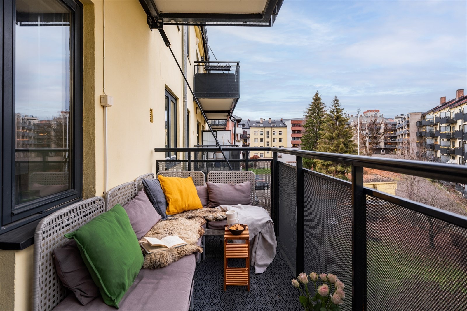 Balkongen har plass til ulike utemøbler Galleribilde