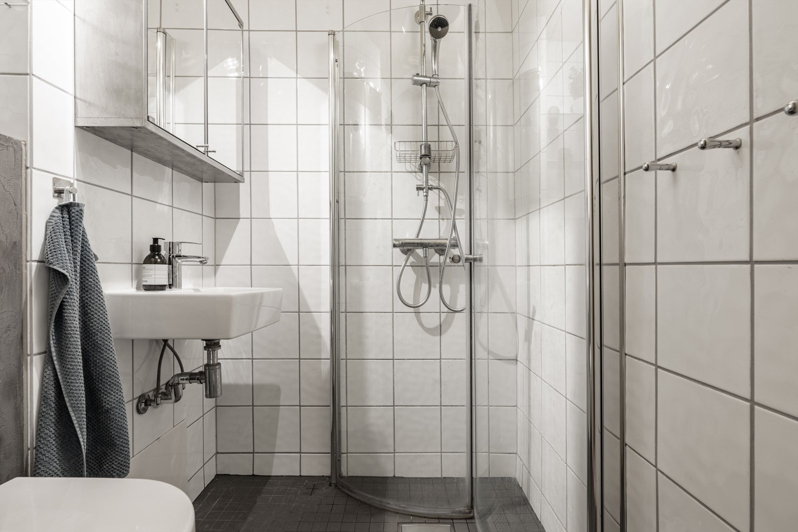 Badet har tidløse, flislagte overflater og elektrisk gulvvarme. Galleribilde