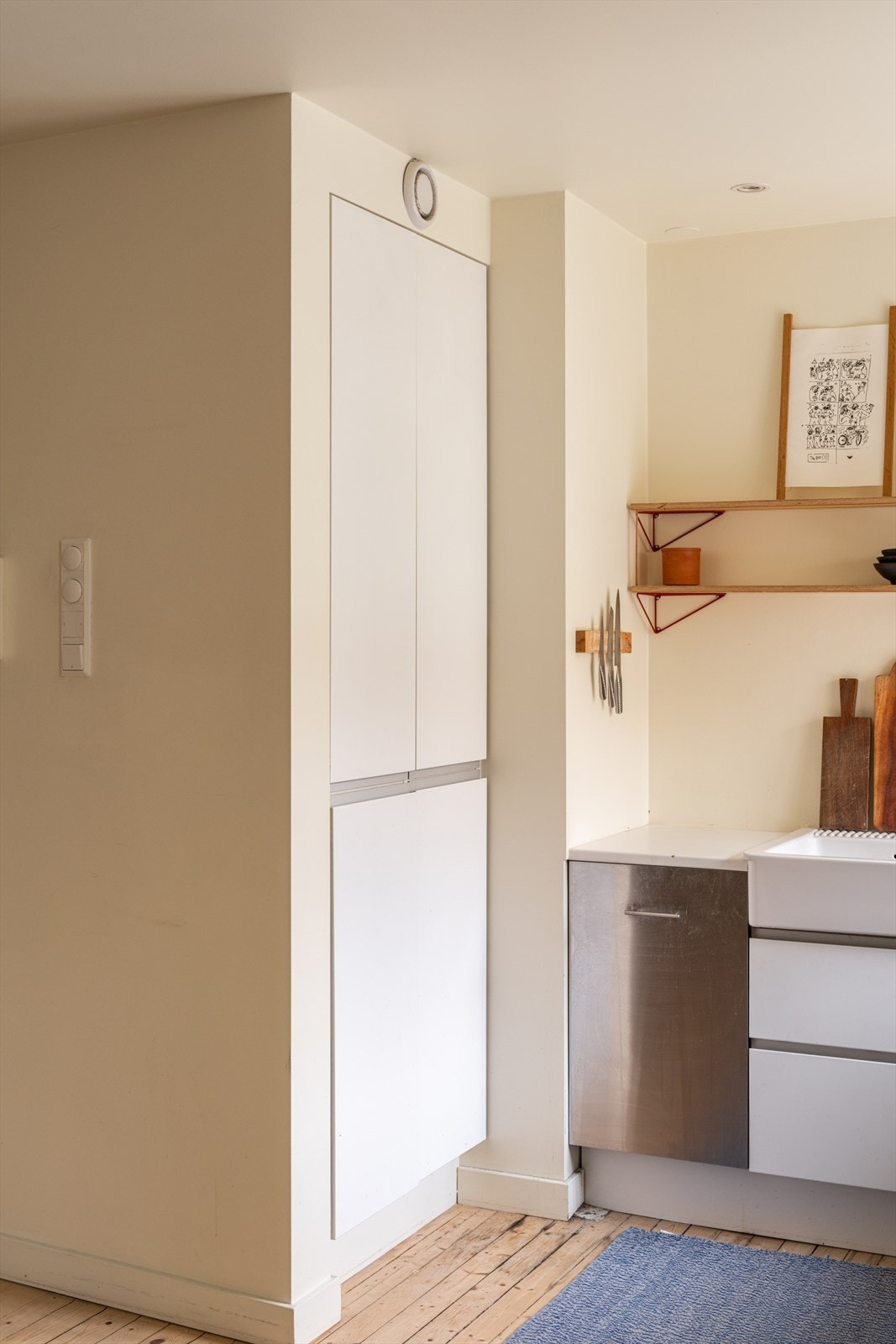 Kjøkkenet har rikelig med oppbevaring og benkeplass. Galleribilde